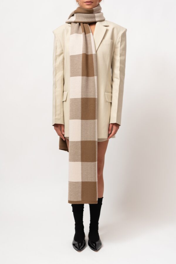 Narrow Checkered Scarf in Beige in Camel